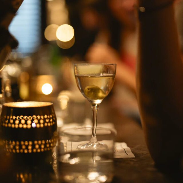 Cocktail classique dans l’ambiance intimiste du Cloakroom Bar, Montréal