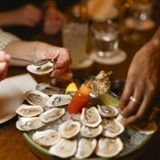 Plateau d’huîtres servi au Bar Dominion à Montréal.