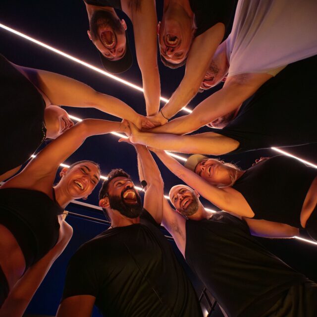 Groupe de participants célébrant la fin d’un entraînement intense au Studio Epix au centre-ville de Montréal.