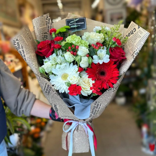 Bouquet de fleurs fraîches aux tons rouges et blancs préparé par La Fleuraison au centre-ville de Montréal.