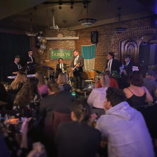 Hurley’s Irish Pub Montréal spectacle de musique live et foule animée