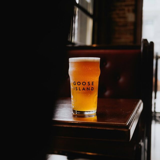 London Pub Montréal bière pression servie dans un pub classique