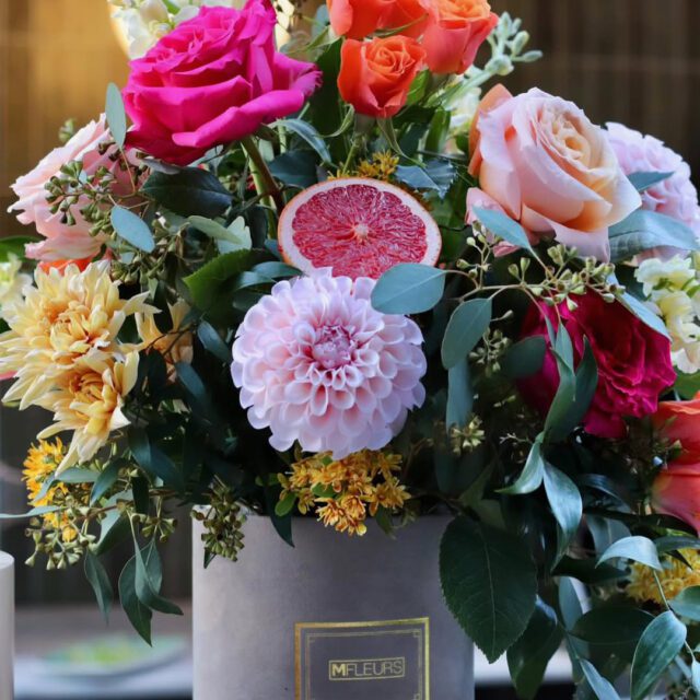 Arrangement floral coloré et raffiné signé MFLEURS Honeyrose au centre-ville de Montréal.