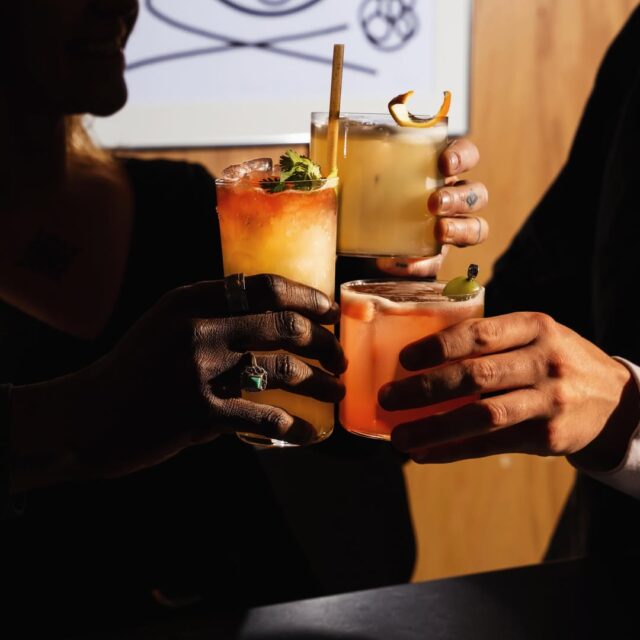 Cocktails signature servis au Sora 45, centre-ville de Montréal