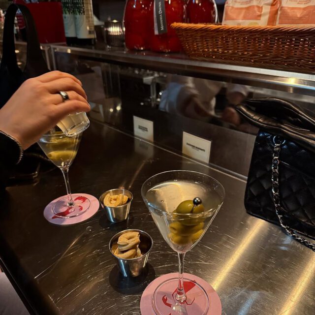 Cocktails au comptoir du Bar Edicola à Montréal, atmosphère élégante.