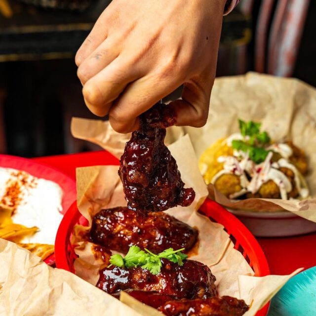 Ailes et tacos chez Escondite au centre-ville de Montréal