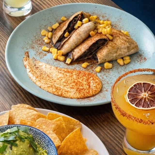 Assiette mexicaine et cocktail chez La Cantina au centre-ville de Montréal