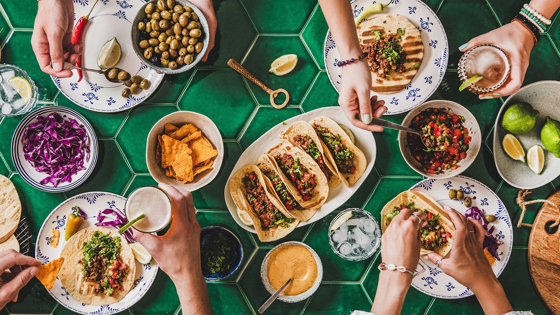 Repas mexicain à partager avec tacos et accompagnements au centre-ville de Montréal