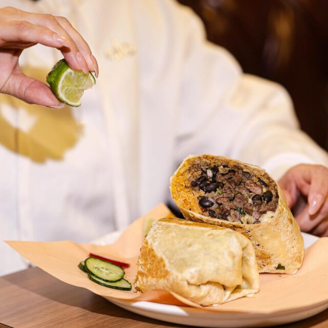 Tacos Express au centre-ville de Montréal, burrito coupé avec lime fraîche