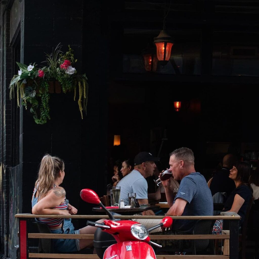 Les meilleures terrasses pour prendre un verre au centre-ville, dont le Nyk's Bistro Pub