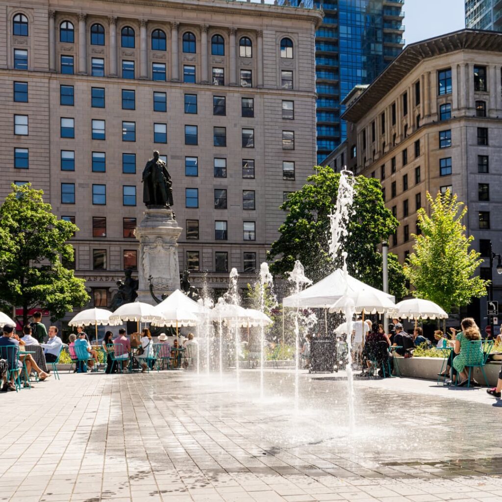Les jets d'eau du square Phillips au centre-ville de Montréal