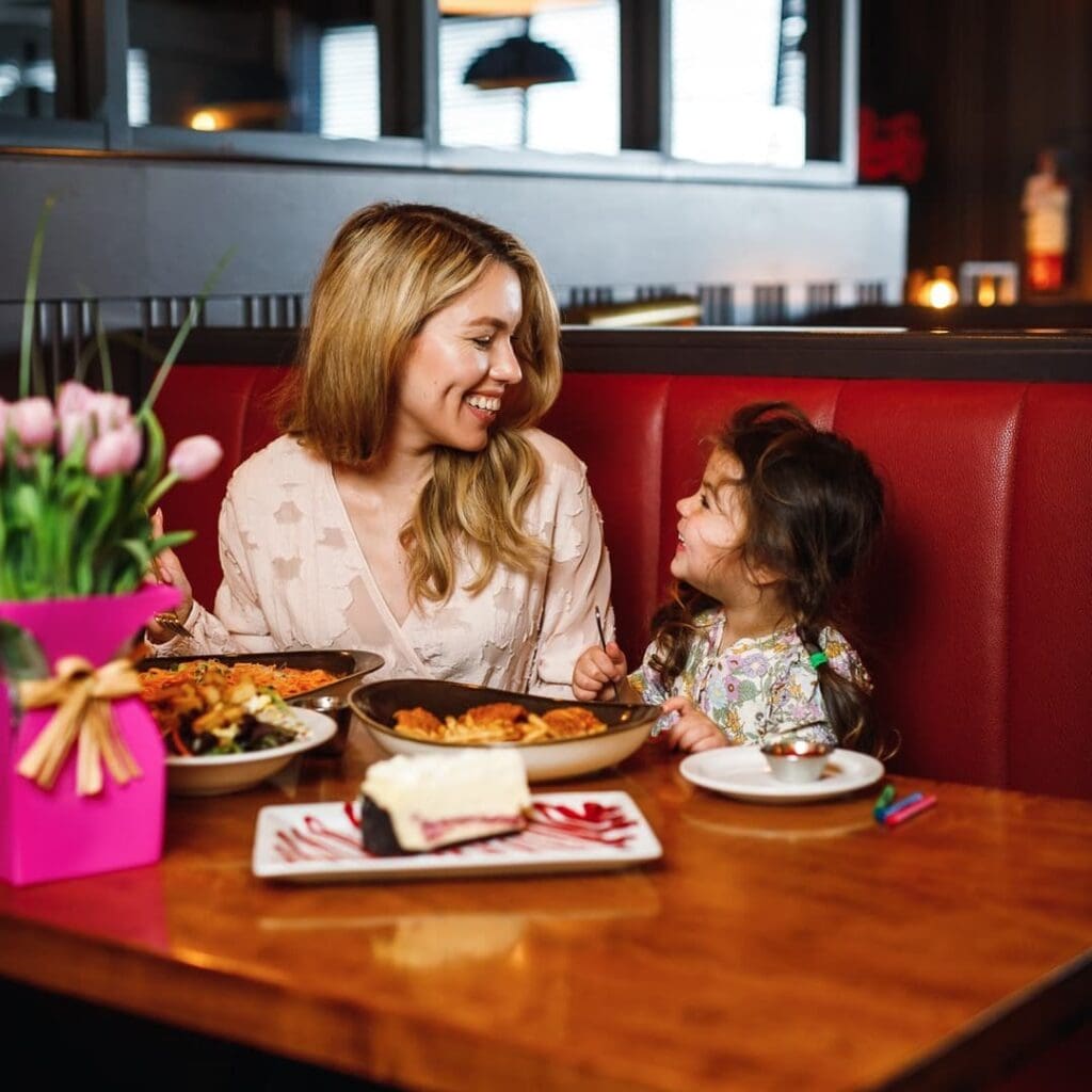 Manger avec les tout-petits au restaurant Bâton Rouge, au centre-ville de Montréal