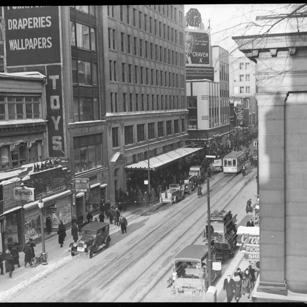 Vue de la rue Sainte-Catherine près de la rue Peel. (1936)