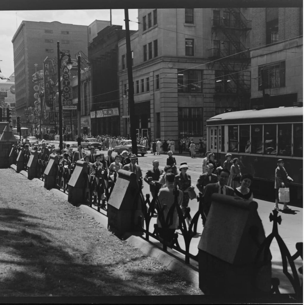Scène de rue au coin de Sainte-Catherine et Université (1947)