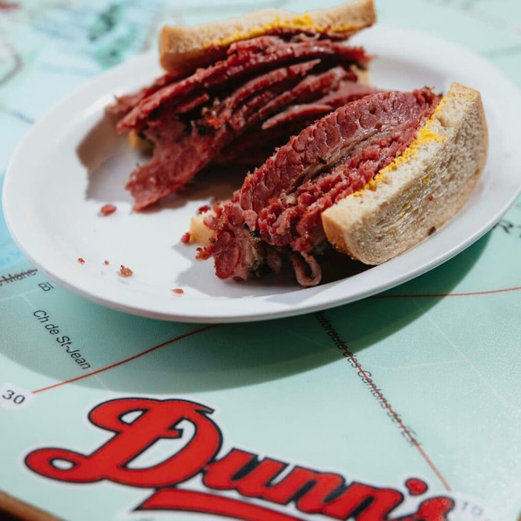Le smoked meat de Dunn's au centre-ville
