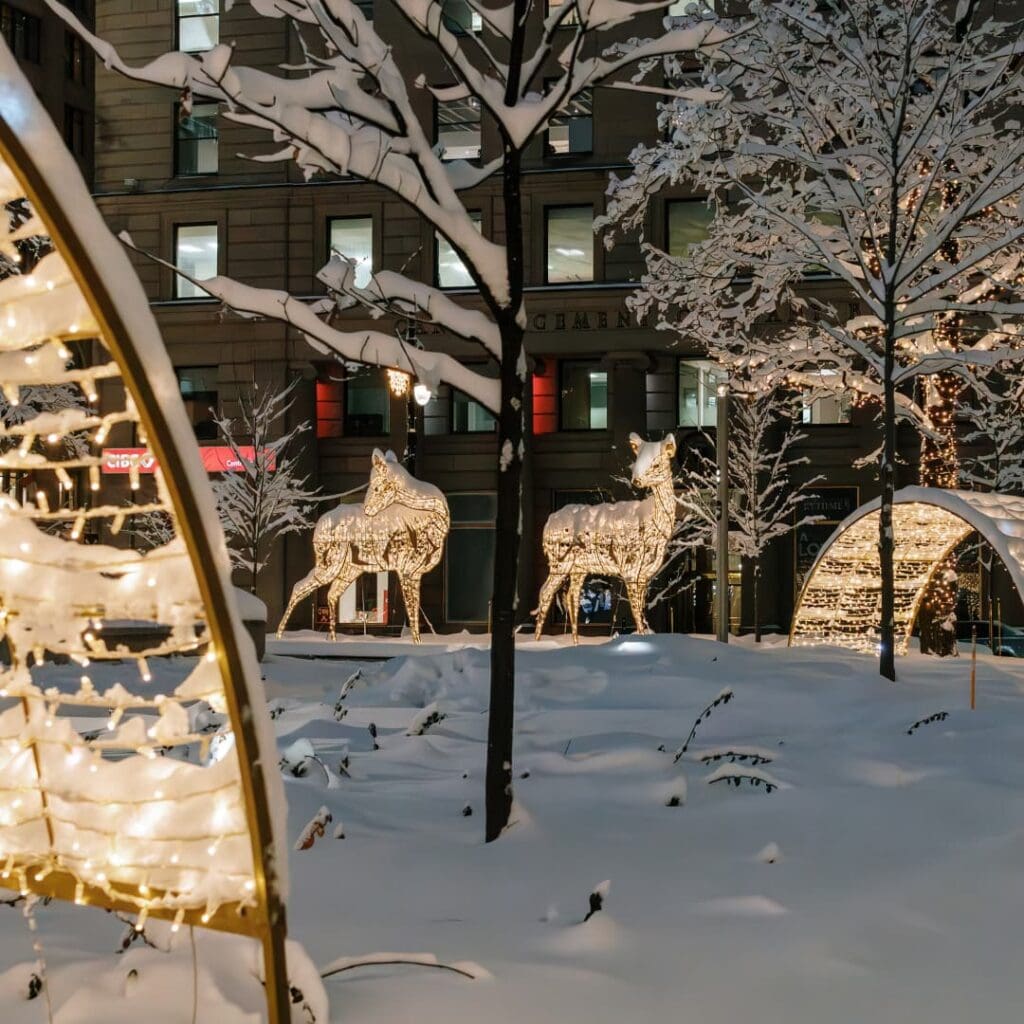 Actions pendant les travaux de la rue Sainte-Catherine Ouest : illuminations du square phillips