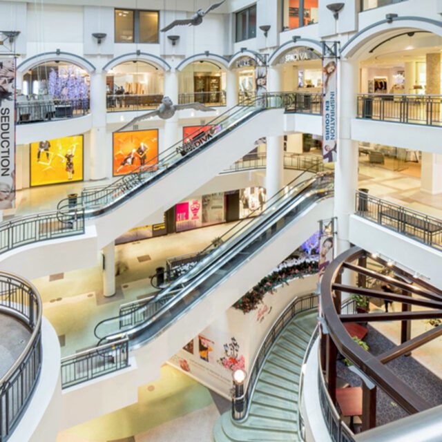 Intérieur Cours Mont-Royal centre commercial Montréal