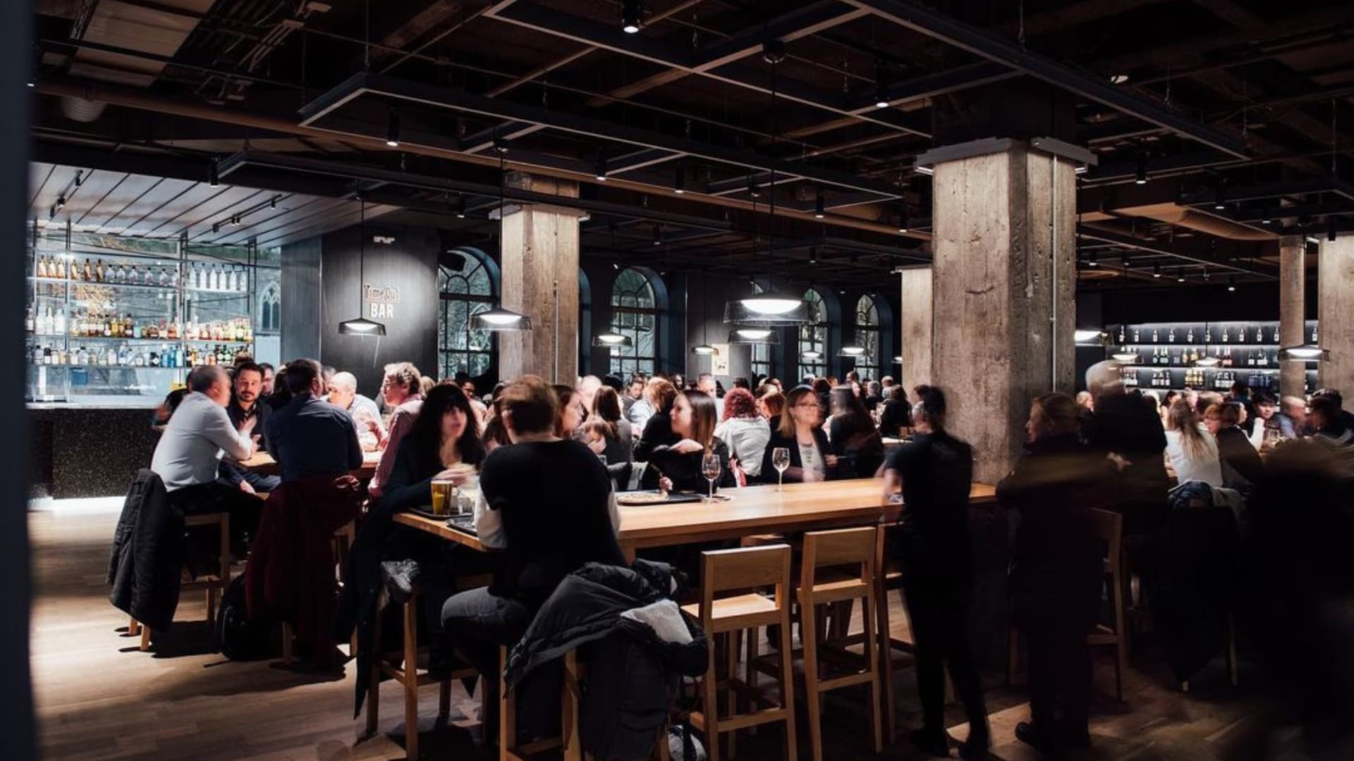 L'ambiance au Time out Market Montréal, le meilleur des chefs de la ville sous un même toit, au centre-ville
