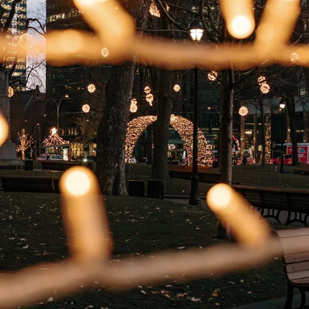 Les illuminations du square Dorchester au centre-ville de Montréal