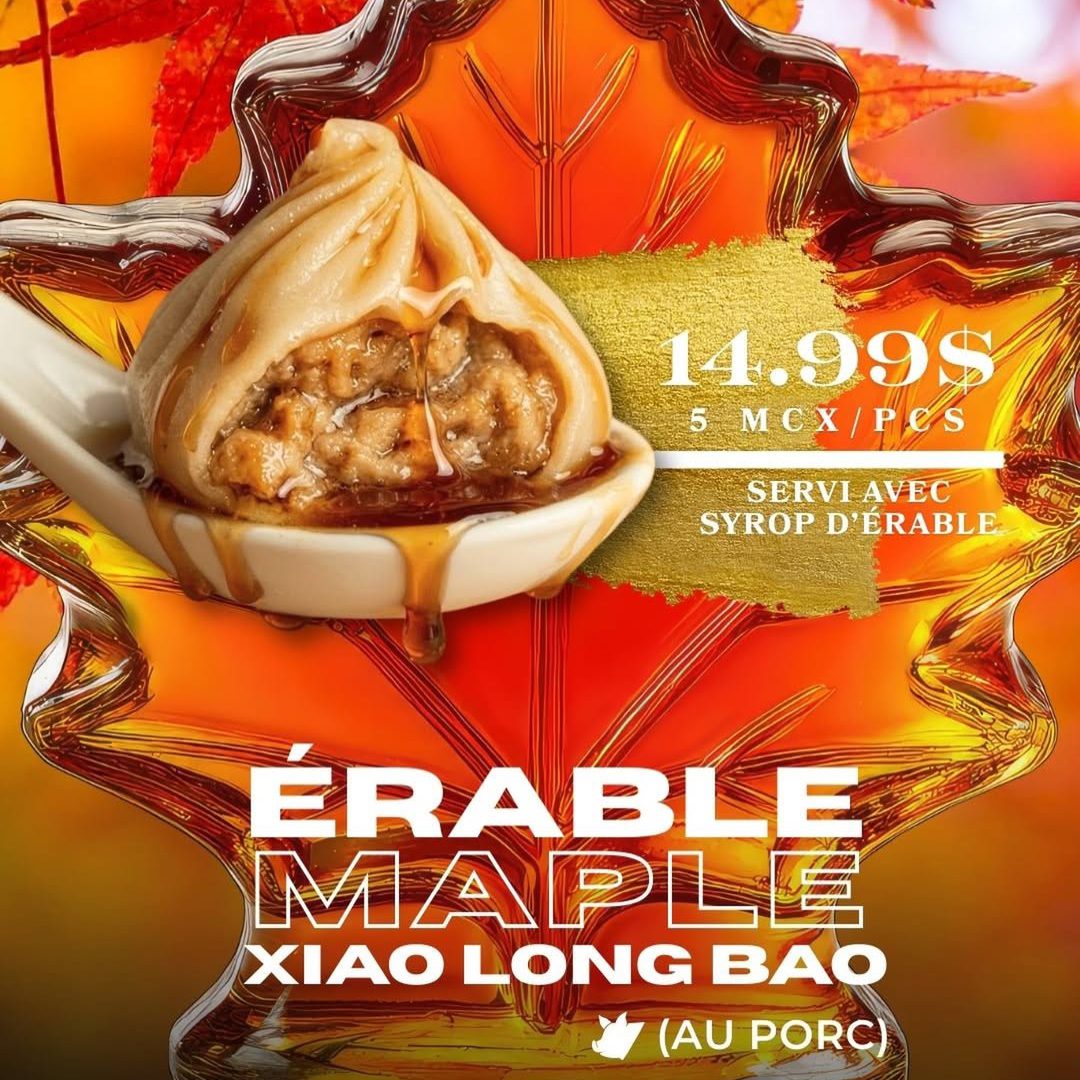 Xiao Long Bao au porc nappé de sirop d’érable présenté dans une cuillère devant une bouteille de sirop d’érable.