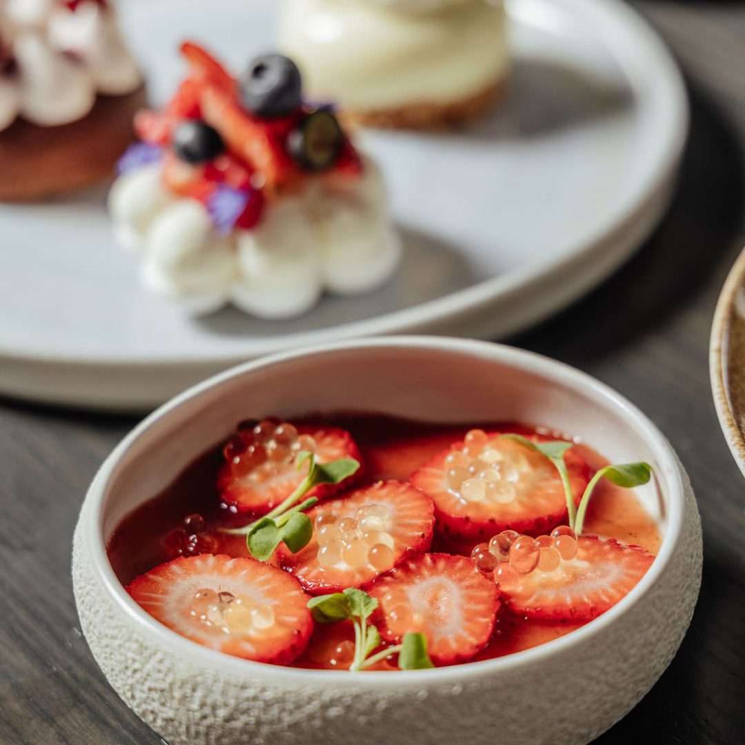 Dessert du brunch de Pâques au restaurant h3 : crème fruitée garnie de fraises fraîches