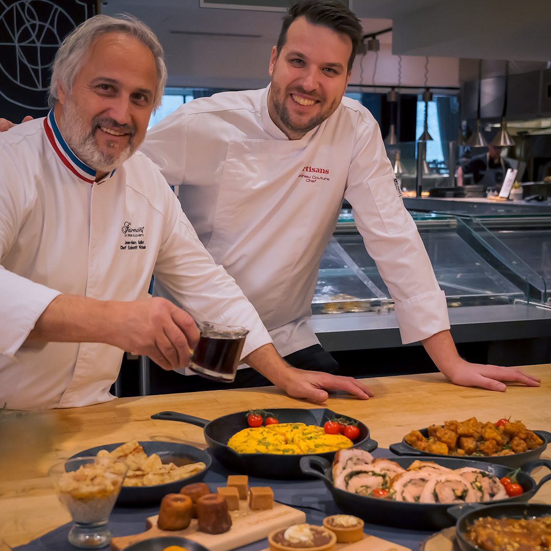 Les chefs Mathieu Couture et Jean-Marc Guillot présentent les plats du brunch des sucres au Marché Artisans.