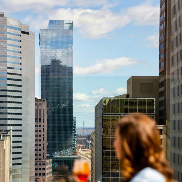 Femme buvant un cocktail en regardant au loin, sur la terrasse R Montréal