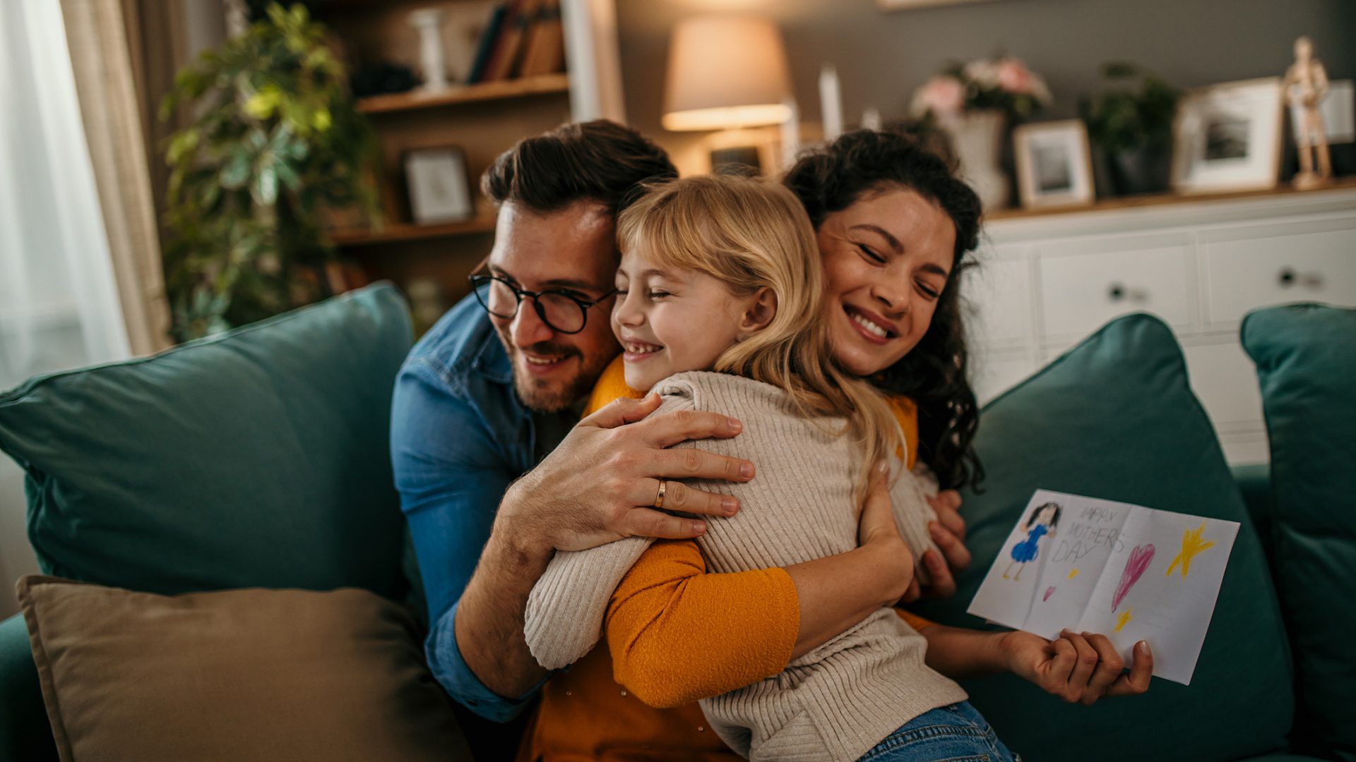 Fête des mères – famille réunie avec carte faite à la main