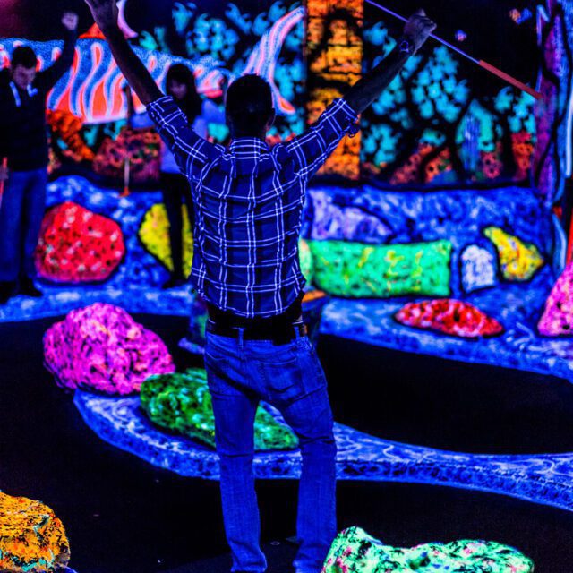 Putting Edge – mini-golf fluo intérieur