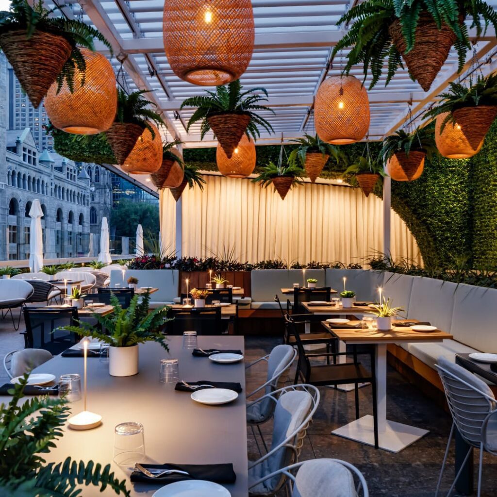 Vue sur la terrasse Belvu au coucher du soleil.