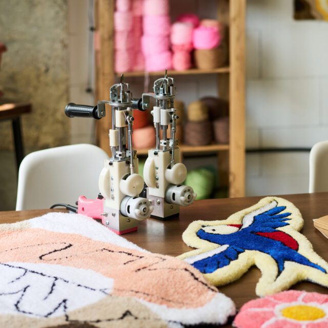 tapis tufté fait à la main en atelier