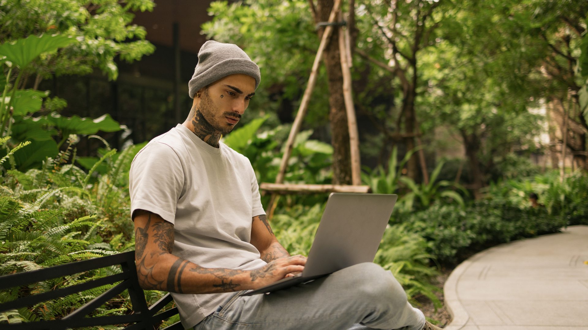 Personne lisant dans un parc au centre-ville de Montréal, espace vert, oasis urbaine, détente, cœur de la ville.