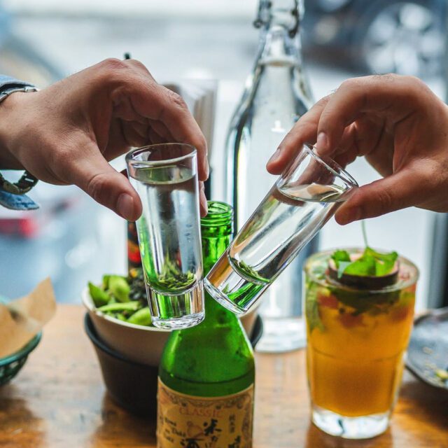 Saké servi au bar Biiru à Montreal.