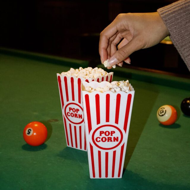 bols de popcorn et billes de billard sur une table au Billard Fats Pub, centre-ville de Montréal.