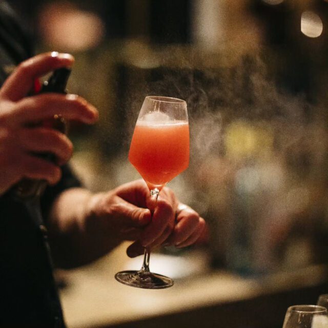 Cocktail signature servi au Cloakroom Bar à Montreal.