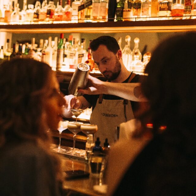 Bartender préparant des cocktails lors d’un 5 à 7 au Dominion centre-ville de Montréal