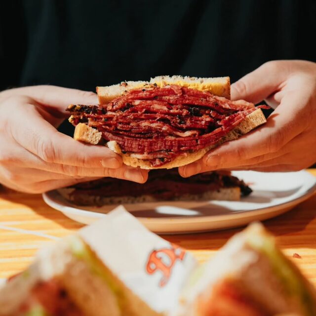 Sandwich au smoked meat de Dunn’s Famous à Montreal