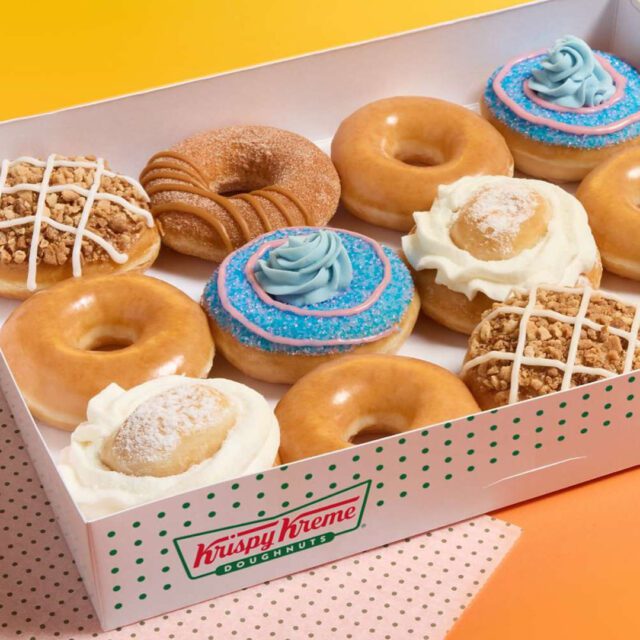 Boîte de beignes assortis chez Krispy Kreme au centre-ville de Montreal