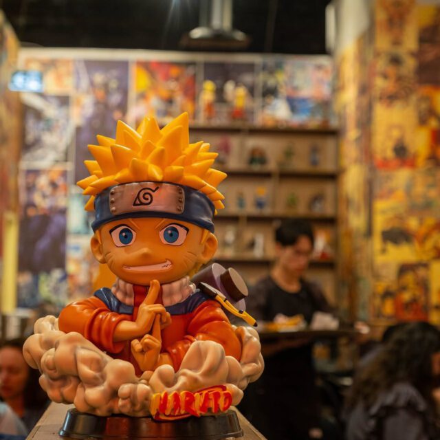 Figurine Naruto exposée au Manga Bistro, restaurant à thème anime à Montréal