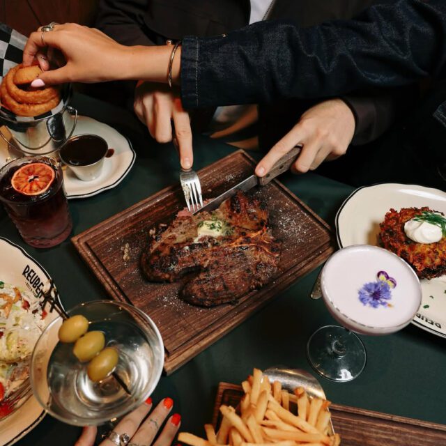 Table de plats classiques chez Reuben’s Deli au centre-ville de Montreal