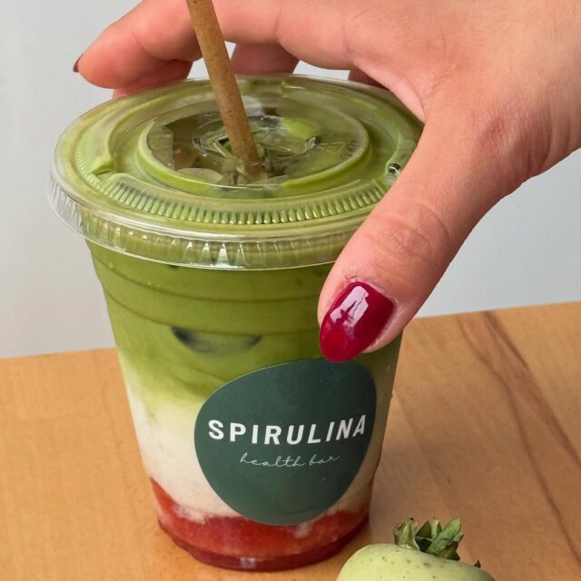 Smoothie vert et dessert fruité Spirulina Health Bar, bar santé à Montréal