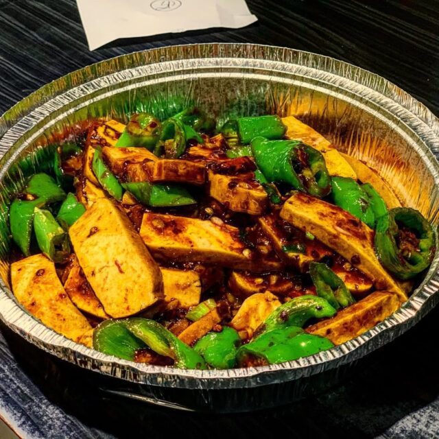 Plat asiatique épicé à emporter chez Kanbei, centre-ville de Montréal