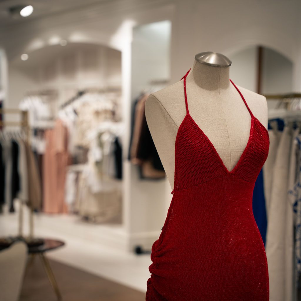 Une élégante robe rouge sur un mannequin dans une boutique de mode.