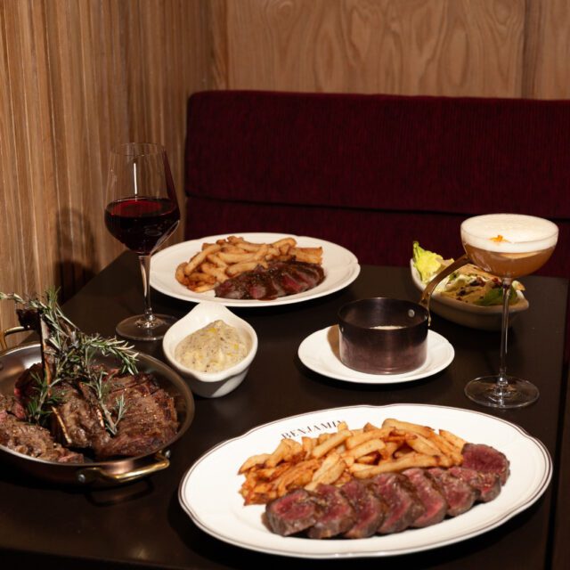 Lunch d'affaires, assiette de viande et cocktails au Benjamin Restaurant steakhouse parisien