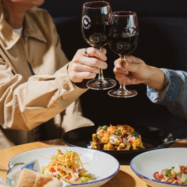 Lunch d'affaires plats et vin rouge au cochon dingue