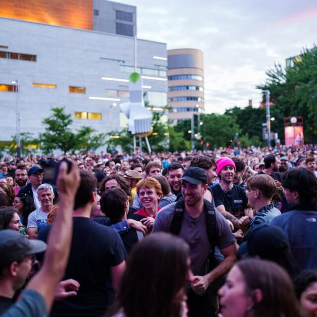 Foule réunie en plein air pour un concert des Francos.