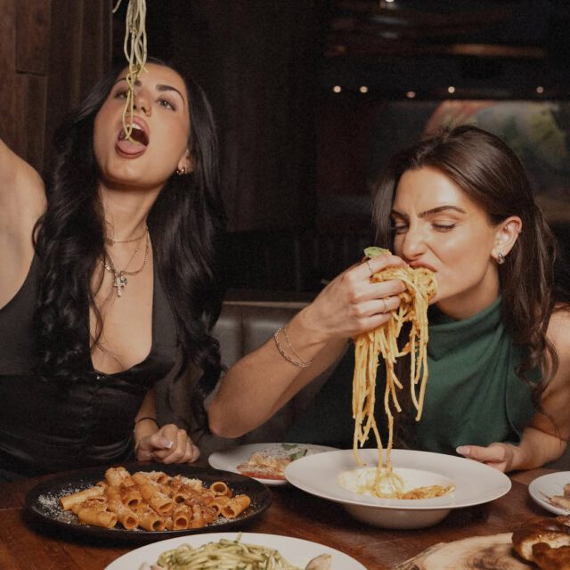 Deux femmes dégustent des pâtes chez Sotto by Soubois.