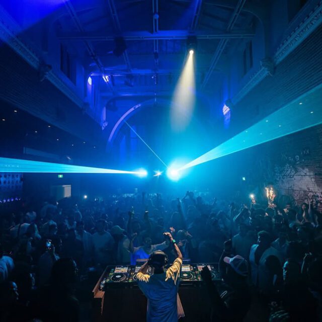 Foule en fête chez Yoko Luna pendant la Race Week.