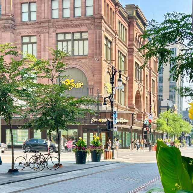 Le bâtiment de La Baie d'Hudson au centre-ville de Montréal, vu depuis la rue Sainte-Catherine