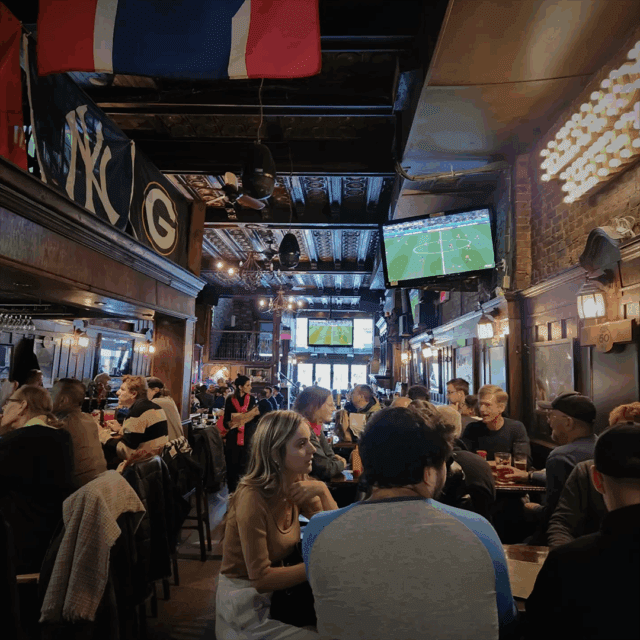 Ambiance animée chez McLean’s Pub pendant un match.